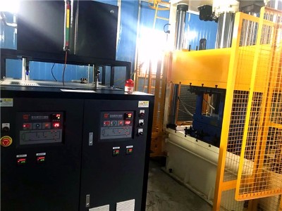 冷熱油切換模溫機的優(yōu)點？「歐能機械」從碳纖維模壓成型說起
